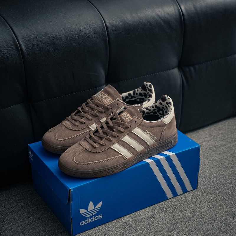 adidas Originals Handball Spezial Suede Sneakers for Men Women,  Brown Suede Cow Print Lining Cream 3-Stripes Retro Gum Sole Casual Walking Trainers
